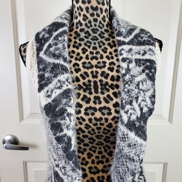 * DONATING 4/30/24* Max Studio Kids Sweater Vest - Picture 4 of 13